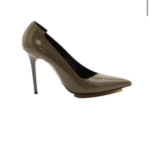Balenciaga Point Toe Pumps in Gray Patent Leather 38 8 $940